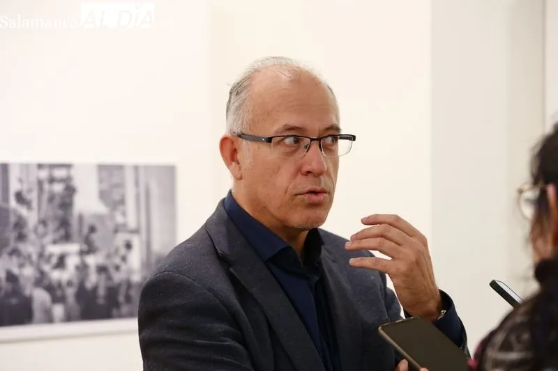 Inauguración en el Centro de Estudios Brasileños de la exposición titulada “Avenida Paulista”, del fotógrafo Emerson Alvarenga Louback. Foto de David Sañudo
