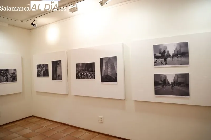Inauguración en el Centro de Estudios Brasileños de la exposición titulada “Avenida Paulista”, del fotógrafo Emerson Alvarenga Louback. Foto de David Sañudo