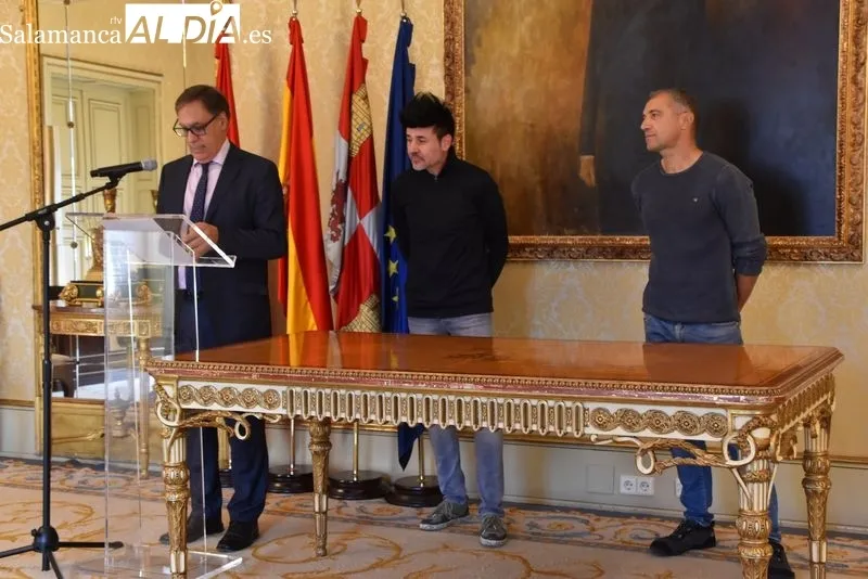 Recepción en el Ayuntamiento a Quique Muñoz, chef con Estrella Michelin que ha elegido Salamanca para su nuevo proyecto gastronómico. Foto de Vanesa Martins