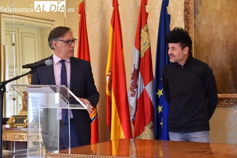 Recepción en el Ayuntamiento a Quique Muñoz, chef con Estrella Michelin que ha elegido Salamanca para su nuevo proyecto gastronómico. Foto de Vanesa Martins