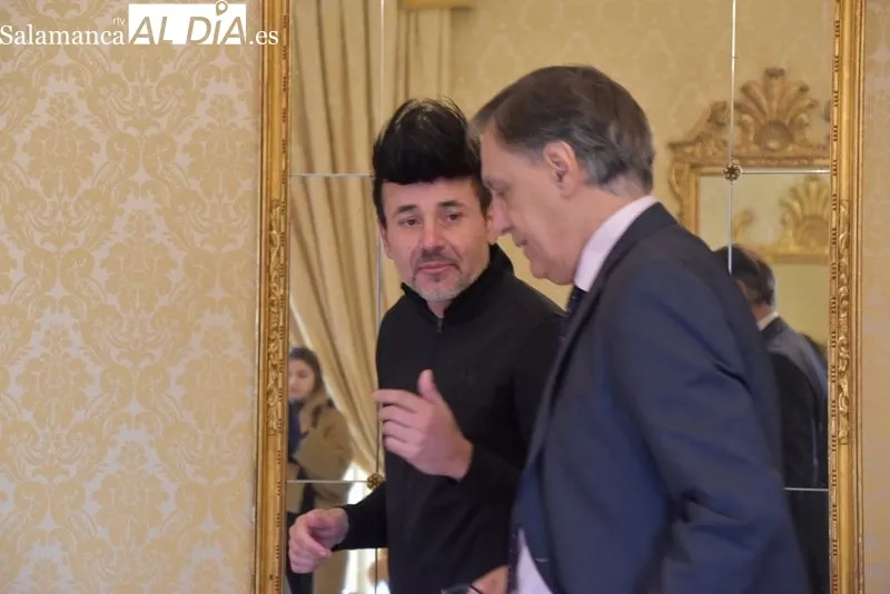 Recepción en el Ayuntamiento a Quique Muñoz, chef con Estrella Michelin que ha elegido Salamanca para su nuevo proyecto gastronómico. Foto de Vanesa Martins