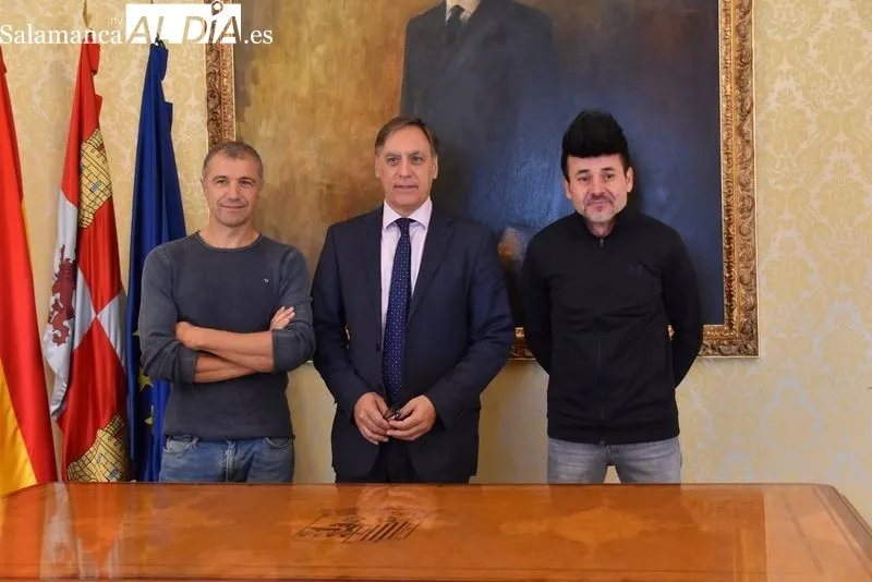 Recepción en el Ayuntamiento a Quique Muñoz, chef con Estrella Michelin que ha elegido Salamanca para su nuevo proyecto gastronómico. Foto de Vanesa Martins