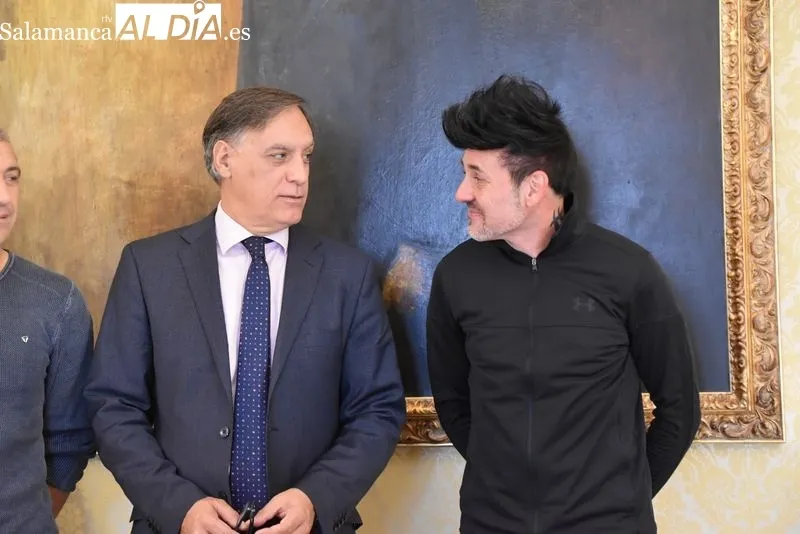 Recepción en el Ayuntamiento a Quique Muñoz, chef con Estrella Michelin que ha elegido Salamanca para su nuevo proyecto gastronómico. Foto de Vanesa Martins