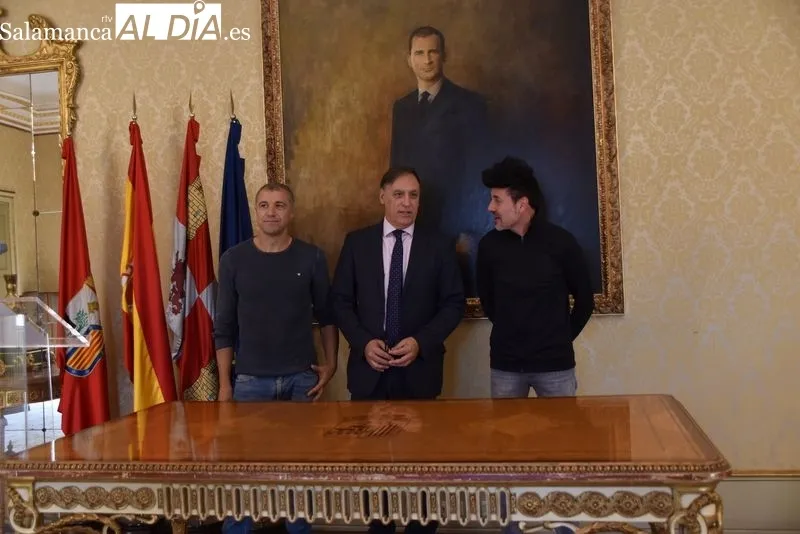 Recepción en el Ayuntamiento a Quique Muñoz, chef con Estrella Michelin que ha elegido Salamanca para su nuevo proyecto gastronómico. Foto de Vanesa Martins