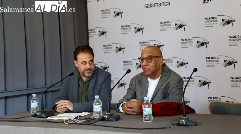 El concejal de Turismo, Fernando Castaño, informa sobre la celebración del Congreso del Instituto Internacional de las Artes Escénicas. Foto de David Sañudo