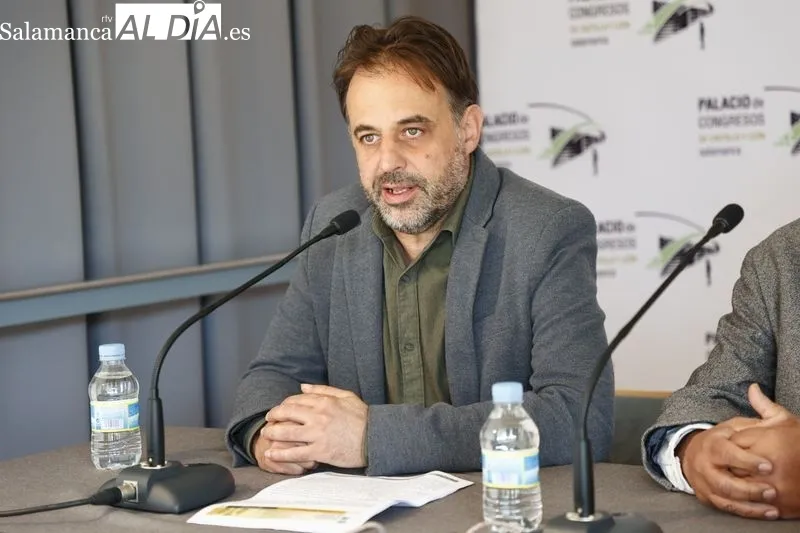 El concejal de Turismo, Fernando Castaño, informa sobre la celebración del Congreso del Instituto Internacional de las Artes Escénicas. Foto de David Sañudo