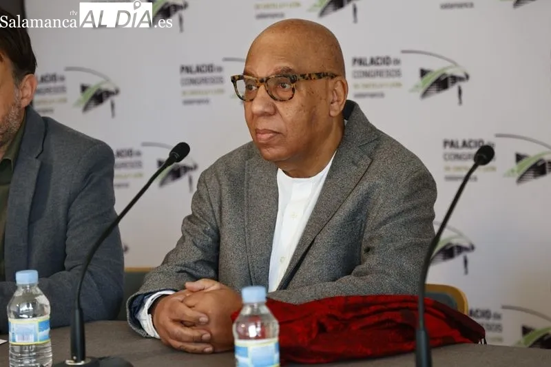 El concejal de Turismo, Fernando Castaño, informa sobre la celebración del Congreso del Instituto Internacional de las Artes Escénicas. Foto de David Sañudo