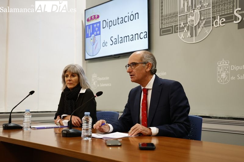 El presidente de la institución, Javier Iglesias, acompañado por la delegada del área de Bienestar Social, Eva Picado. Foto de David Sañudo