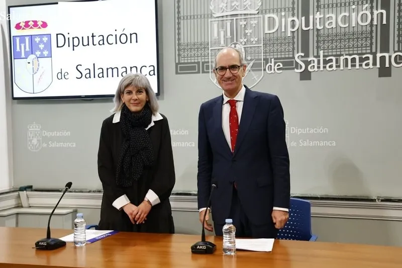 El presidente de la institución, Javier Iglesias, acompañado por la delegada del área de Bienestar Social, Eva Picado. Foto de David Sañudo