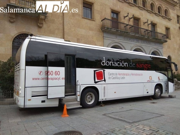 Autobús de donación en la plaza de Los Bandos. Archivo