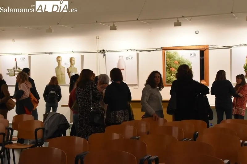 Exposición ‘Mujer-ES, no más cuentos’, de la artista Coral Corona en la Casa de la Mujer. Foto de Vanesa Martins