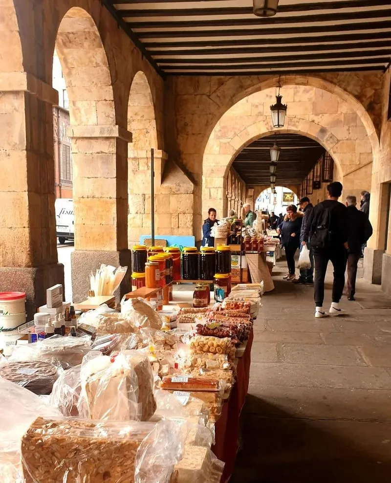 Turroneras en los soportales de San Antonio, junto a la Plaza Mayor. Fotos: Ángeles Rebollo