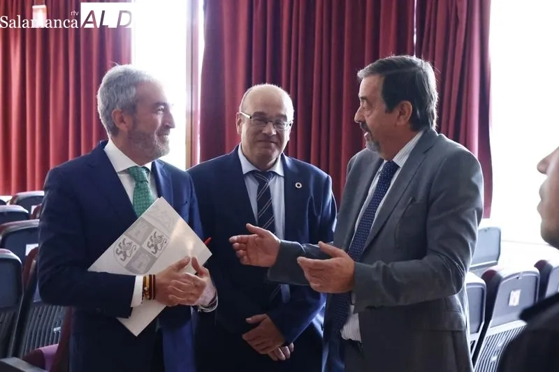 Presentación de la I Feria de Empleo y Emprendimiento de Salamanca con el delegado territorial de la Junta, Eloy Ruiz, el secretario general de la Cámara de Comercio de Salamanca, Emilio Checa, el secretario general de la Consejería de Industria, Comercio
