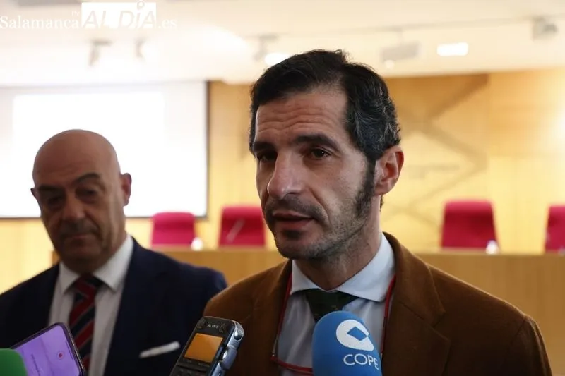 Presentación de la I Feria de Empleo y Emprendimiento de Salamanca con el delegado territorial de la Junta, Eloy Ruiz, el secretario general de la Cámara de Comercio de Salamanca, Emilio Checa, el secretario general de la Consejería de Industria, Comercio