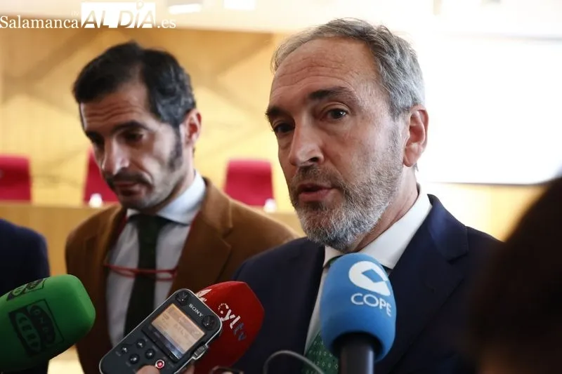 Presentación de la I Feria de Empleo y Emprendimiento de Salamanca con el delegado territorial de la Junta, Eloy Ruiz, el secretario general de la Cámara de Comercio de Salamanca, Emilio Checa, el secretario general de la Consejería de Industria, Comercio