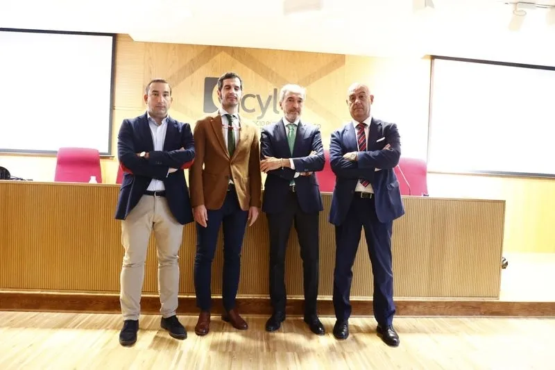 Presentación de la I Feria de Empleo y Emprendimiento de Salamanca con el delegado territorial de la Junta, Eloy Ruiz, el secretario general de la Cámara de Comercio de Salamanca, Emilio Checa, el secretario general de la Consejería de Industria, Comercio