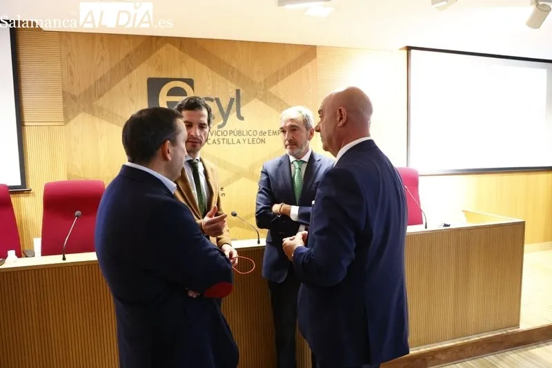 Presentación de la I Feria de Empleo y Emprendimiento de Salamanca con el delegado territorial de la Junta, Eloy Ruiz, el secretario general de la Cámara de Comercio de Salamanca, Emilio Checa, el secretario general de la Consejería de Industria, Comercio
