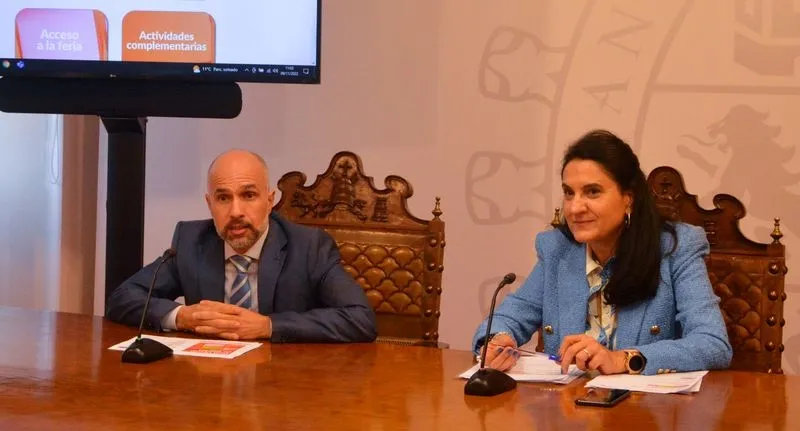 Rueda de prensa del vicerrector de Economía, Javier González Benito, y la directora del SIPPE, Mili Pizarro, para presentar la XX Feria Virtual de Empleo de la Universidad de Salamanca. Foto USAL