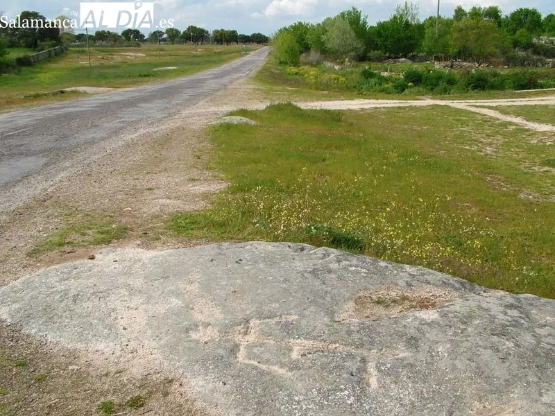 Jorge Páez y el acalde de Villavieja, Jorge Rodríguez, y algunos de los elementos destacados que se incluirán en la que será la primera ruta de arte y naturaleza en Arribes  /  M. C.
