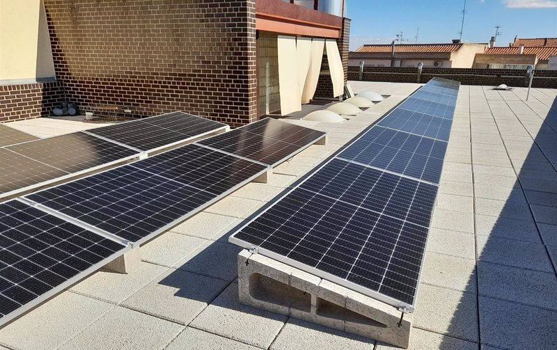 Instalación de placas solares en un edificio público / FOTO: E. P.