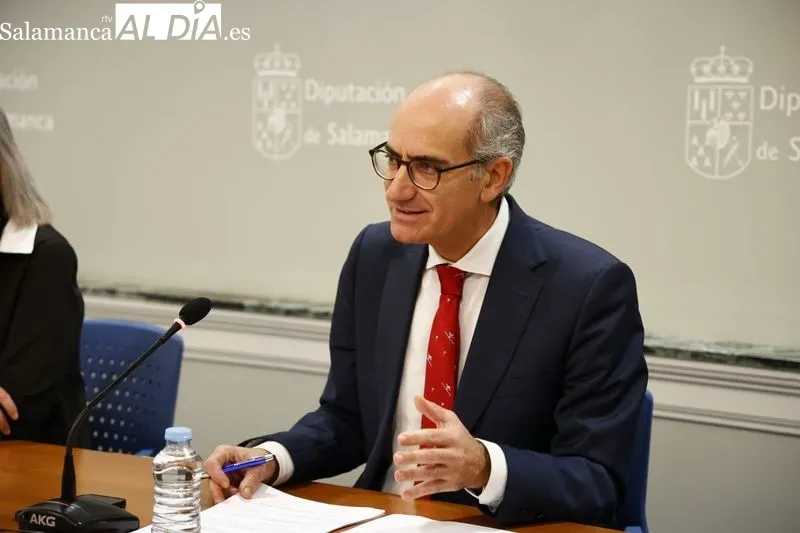 El presidente de la Diputación de Salamanca, Javier Iglesias, en la presentación de estas ayudas. Foto de David Sañudo