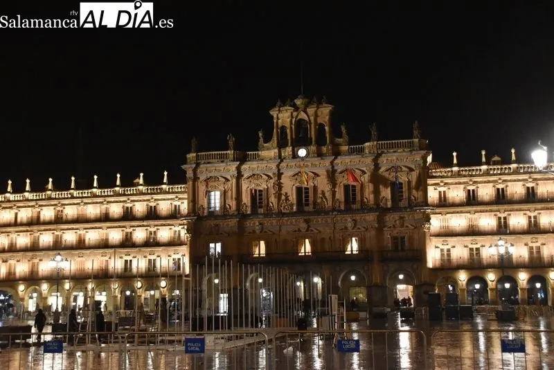 Apagado de luces simbólico de la hostelería en la Plaza Mayor. Fotos: Vanesa Martins