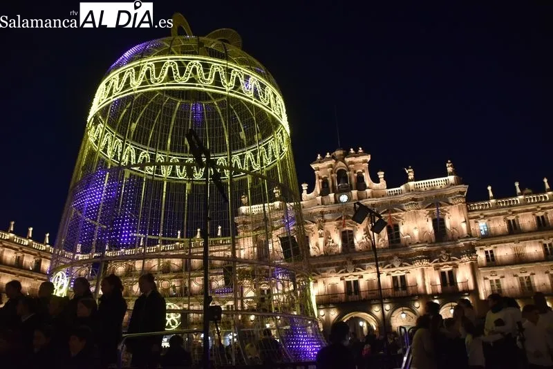 Espectacular campana luminosa en la Plaza Mayor. Foto de Vanesa Martins