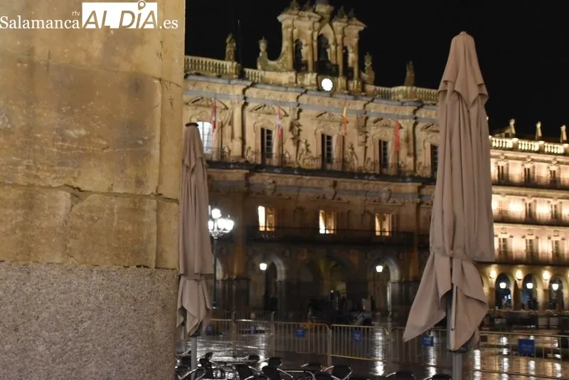 Apagado de luces simbólico de la hostelería en la Plaza Mayor. Fotos: Vanesa Martins