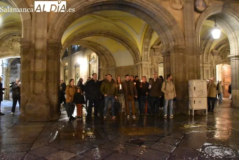 Apagado de luces simbólico de la hostelería en la Plaza Mayor. Fotos: Vanesa Martins