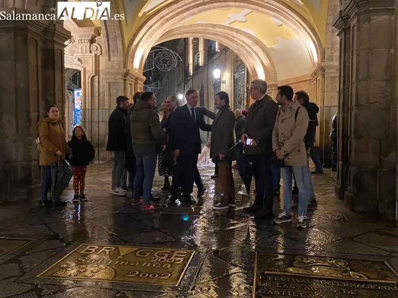 Apagado de luces simbólico de la hostelería en la Plaza Mayor. Fotos: Vanesa Martins