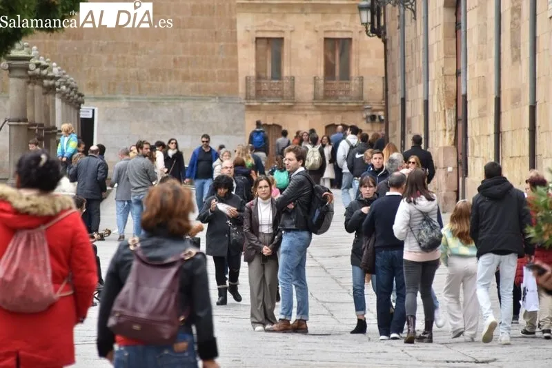 Buen ambiente en el centro de Salamanca en el Día de Todos los Santos. Fotos: Vanesa Martins