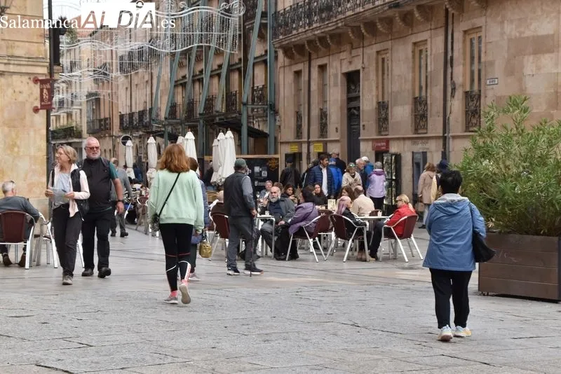 Buen ambiente en el centro de Salamanca en el Día de Todos los Santos. Fotos: Vanesa Martins