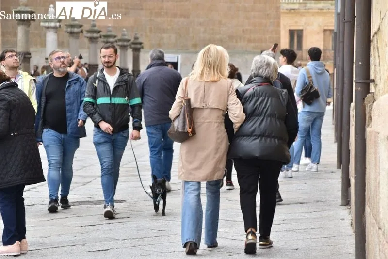 Buen ambiente en el centro de Salamanca en el Día de Todos los Santos. Fotos: Vanesa Martins