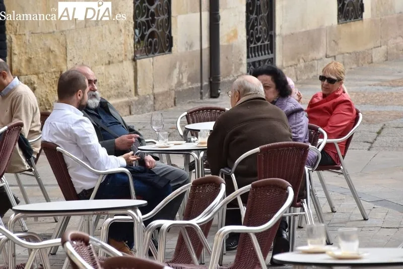 Buen ambiente en el centro de Salamanca en el Día de Todos los Santos. Fotos: Vanesa Martins