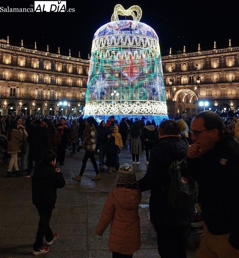 Espectacular campana luminosa en la Plaza Mayor. Foto de Vanesa Martins