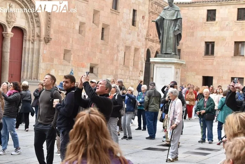 Buen ambiente en el centro de Salamanca en el Día de Todos los Santos. Fotos: Vanesa Martins