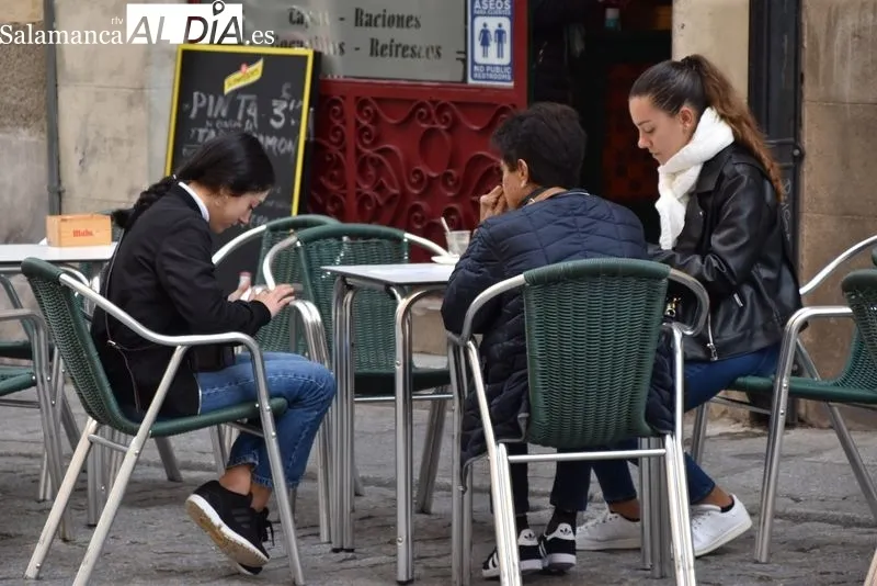 Buen ambiente en el centro de Salamanca en el Día de Todos los Santos. Fotos: Vanesa Martins
