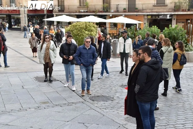 Buen ambiente en el centro de Salamanca en el Día de Todos los Santos. Fotos: Vanesa Martins