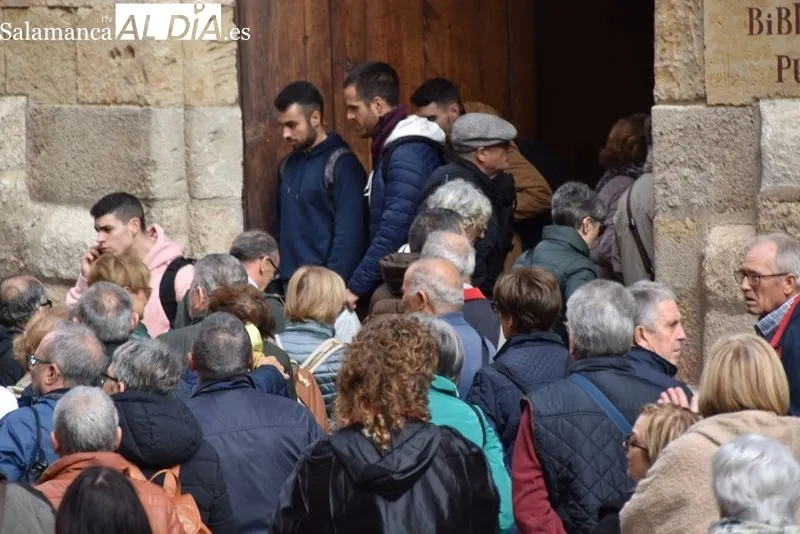 Buen ambiente en el centro de Salamanca en el Día de Todos los Santos. Fotos: Vanesa Martins