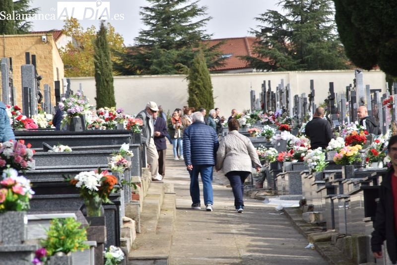 Los salmantinos cumplen con la tradición y visitan a sus seres queridos en el cementerio
