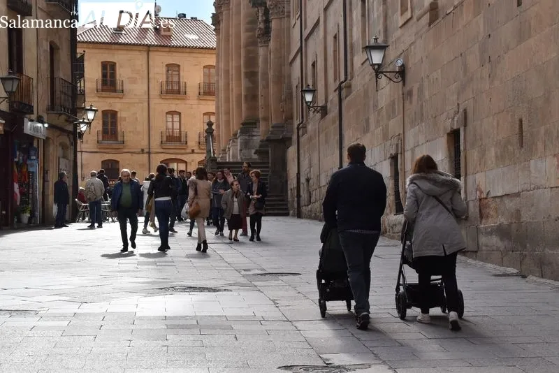 Buen ambiente en el centro de Salamanca en el Día de Todos los Santos. Fotos: Vanesa Martins