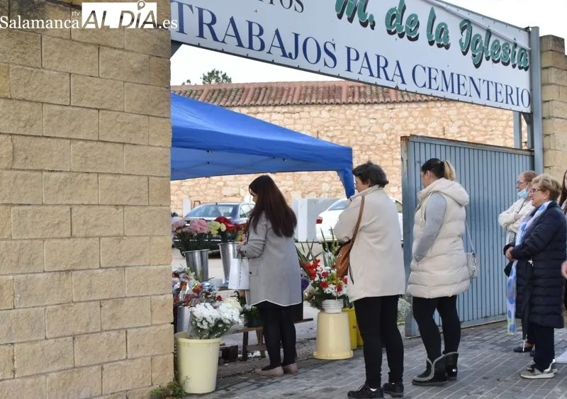 El cementerio y sus alrededores en la mañana de este martes, Día de Todos los Santos. Fotos: Vanesa Martins