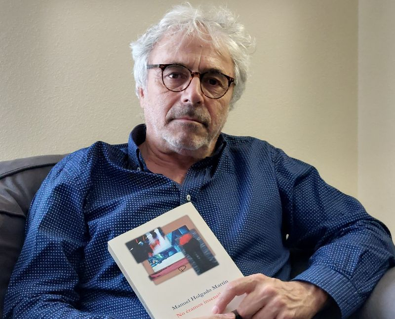 El salmantino Manuel Holgado Martín con un ejemplar de su novela 'No éramos insensibles'