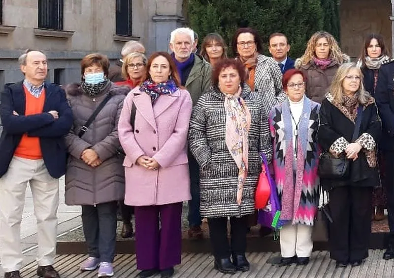 Minuto de silencio, en la Subdelegación del Gobierno en Salamanca, con motivo del Día Internacional por la Eliminación de la Violencia contra la Mujer .