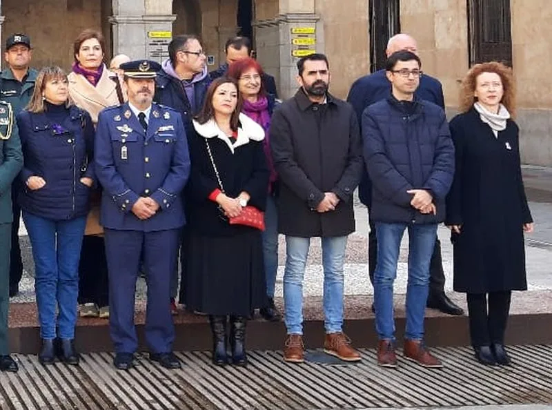 Minuto de silencio, en la Subdelegación del Gobierno en Salamanca, con motivo del Día Internacional por la Eliminación de la Violencia contra la Mujer .