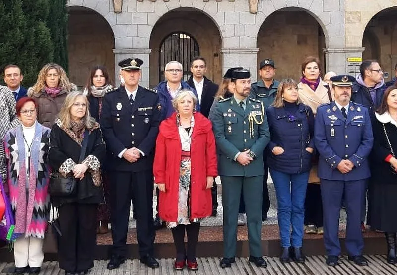 Minuto de silencio, en la Subdelegación del Gobierno en Salamanca, con motivo del Día Internacional por la Eliminación de la Violencia contra la Mujer .