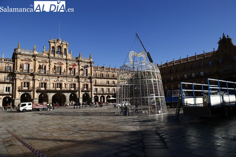 Montaje de la campana de Navidad en la Plaza Mayor de Salamanca. Foto de David Sañudo