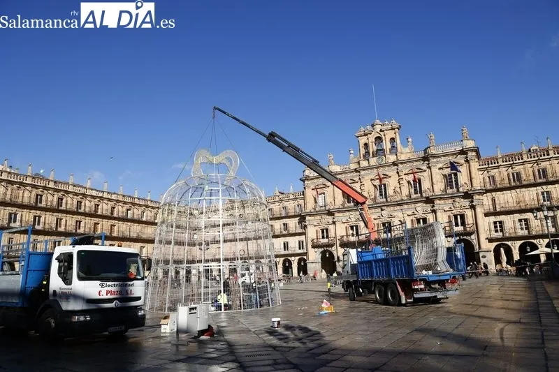 Montaje de la campana de Navidad en la Plaza Mayor de Salamanca. Foto de David Sañudo