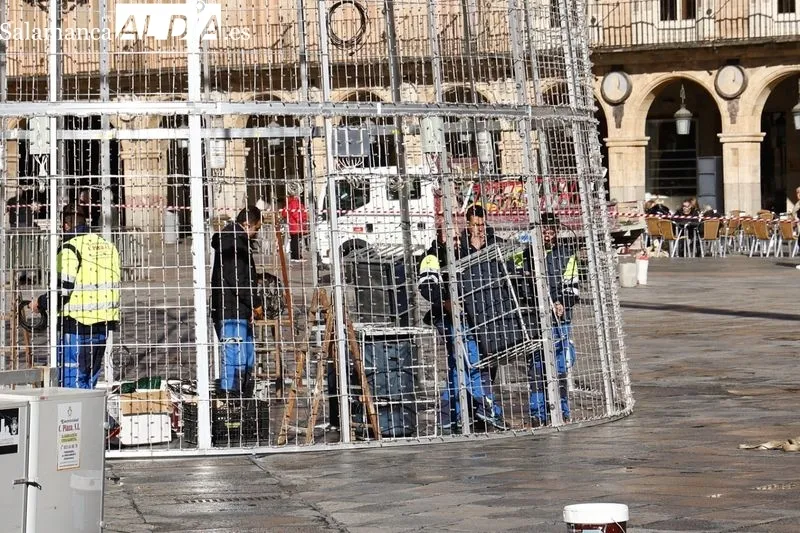 Montaje de la campana de Navidad en la Plaza Mayor de Salamanca. Foto de David Sañudo