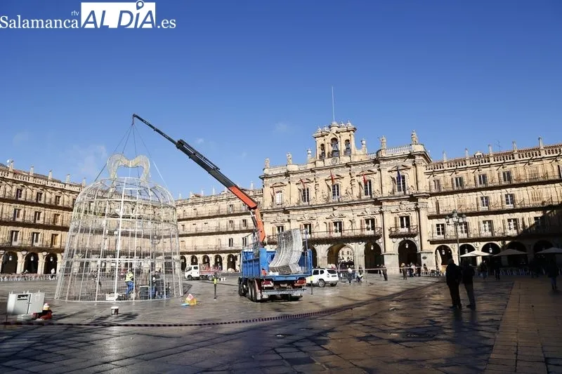 Montaje de la campana de Navidad en la Plaza Mayor de Salamanca. Foto de David Sañudo